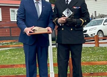 Faro del Cabo de Hornos: Suboficial Mayor Roberto Araneda recibe emotivo homenaje en Puerto Williams