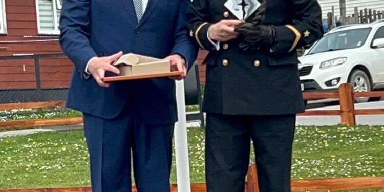 Faro del Cabo de Hornos: Suboficial Mayor Roberto Araneda recibe emotivo homenaje en Puerto Williams