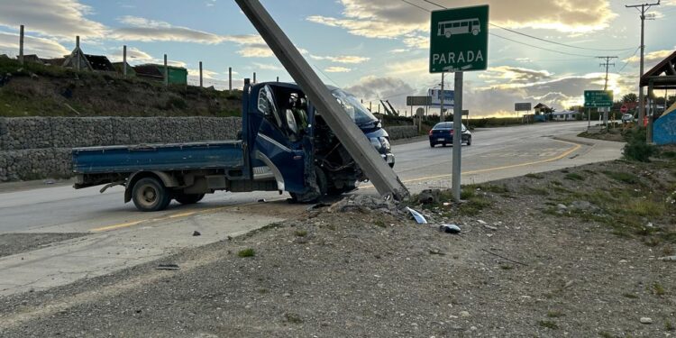 Corte de energía afecta a todas las radios de Punta Arenas tras accidente vehicular en el acceso al Cerro Andino