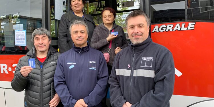 Personas ciegas ejercitaron pago electrónico de la micro con tarjeta Punta Arenas Conectado