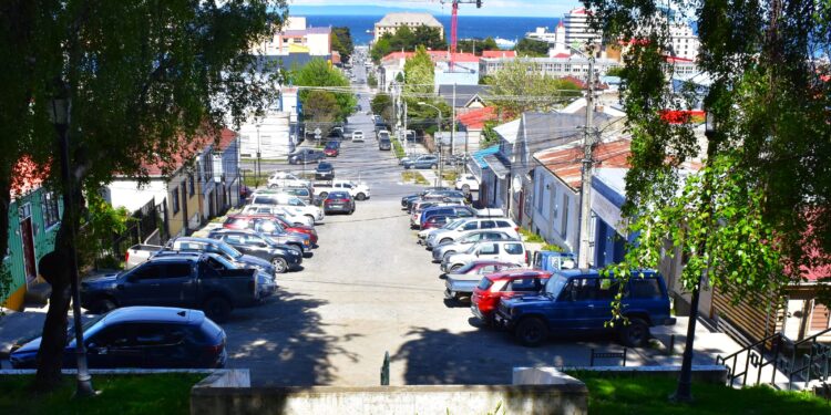 Minvu abre licitación para renovar las calles de acceso al Cerro de la Cruz, uno de los hitos urbanos más visitados de Punta Arenas