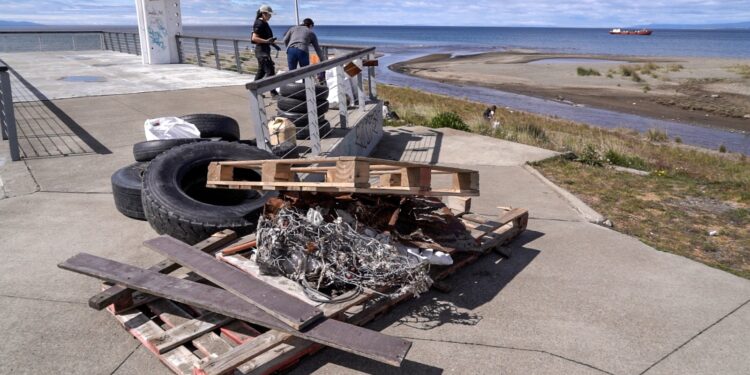 Municipio retira casi media tonelada de residuos en operativo de limpieza en la desembocadura del Río Las Minas