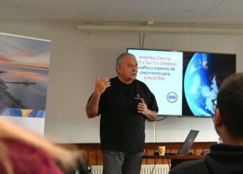 Retamales expone a trabajadores de EPAUSTRAL sobre soberanía antártica y desafíos del turismo sustentable