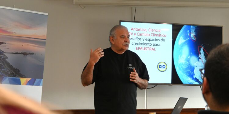 Retamales expone a trabajadores de EPAUSTRAL sobre soberanía antártica y desafíos del turismo sustentable