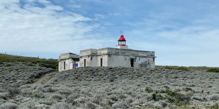 Estudiantes de Punta Delgada reviven la historia marítima en una visita al Faro Cabo Posesión