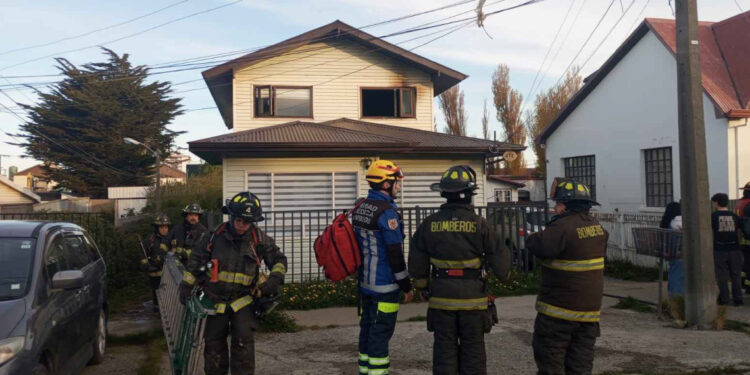 Incendio afectó vivienda en el sector sur de Punta Arenas