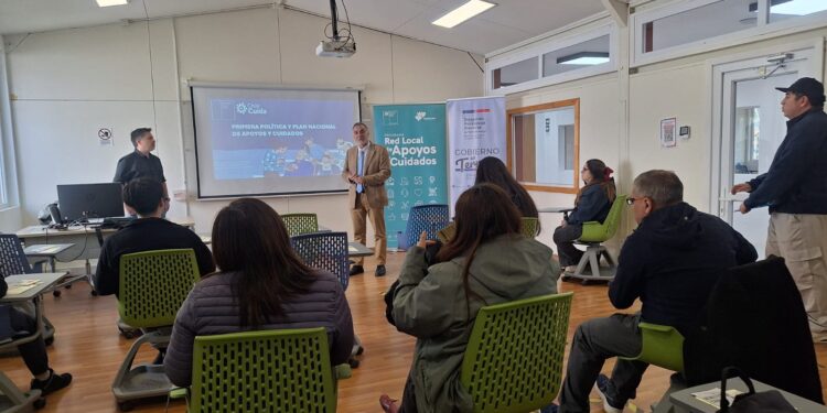 Autoridades de Tierra del Fuego dialogan con vecinas y vecinos de Porvenir sobre los avances del sistema Chile Cuida