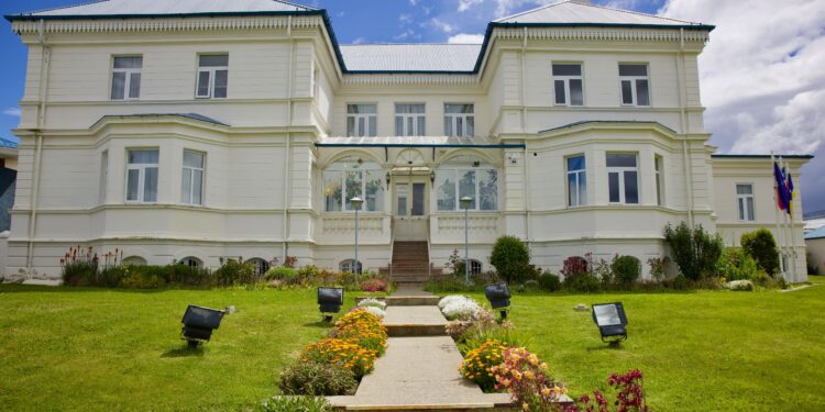 Corte de Punta Arenas avala destitución de TENS que viajó al extranjero estando con licencia médica