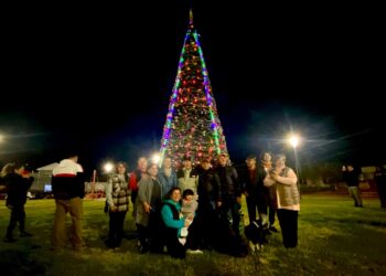 Puerto Natales: Vecinos de la población Octavio Castro celebran encendido de pesebre y árbol junto a la alcaldesa Ana Mayorga