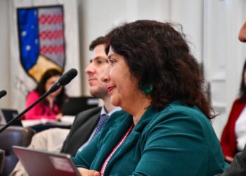 Alcaldesa de Natales gestiona terreno y presenta proyectos clave en visita a Punta Arenas