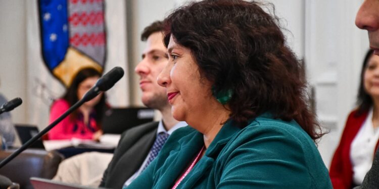 Alcaldesa de Natales gestiona terreno y presenta proyectos clave en visita a Punta Arenas