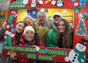 Villa Cerro Castillo celebró el tradicional encendido del árbol de Navidad con comunidad y autoridades locales