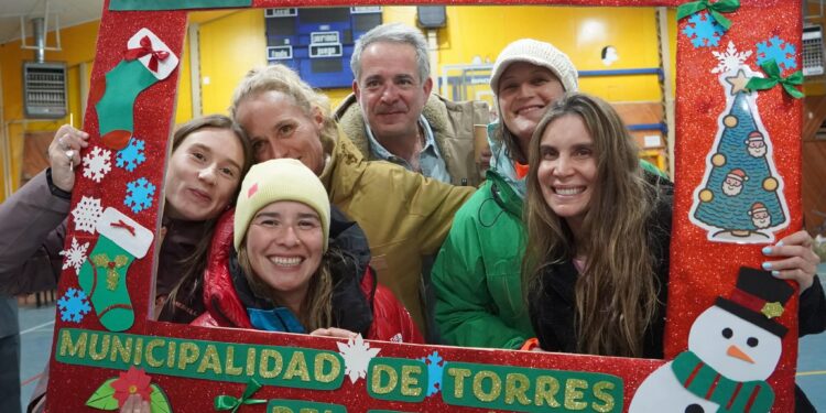 Villa Cerro Castillo celebró el tradicional encendido del árbol de Navidad con comunidad y autoridades locales