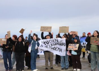 Estudiantes, funcionarios y académicos de la UMAG realizan marcha tras liberar dependencias para uso electoral