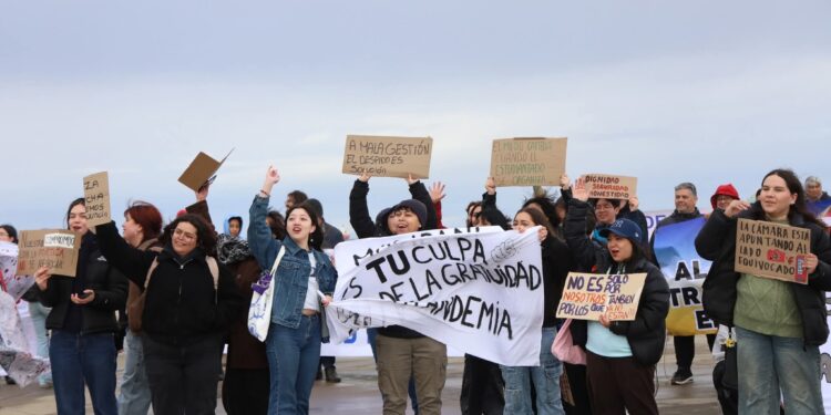 Estudiantes, funcionarios y académicos de la UMAG realizan marcha tras liberar dependencias para uso electoral
