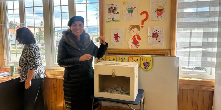 La Alcaldesa Anahí Cárdenas ejerce su derecho al voto en las elecciones presidenciales