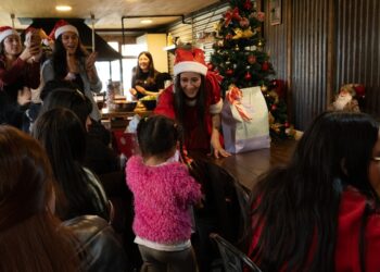 Niños y familias de acogida de Puerto Natales celebró navidad en Torres del Paine.