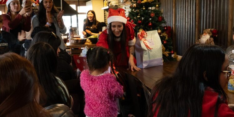 Niños y familias de acogida de Puerto Natales celebró navidad en Torres del Paine.