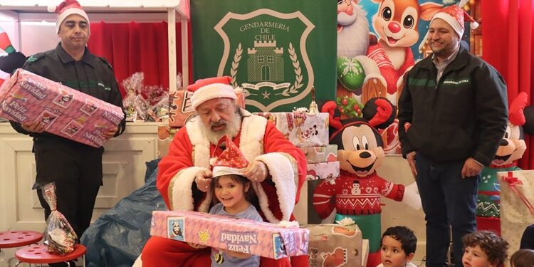 Gendarmería celebró la navidad con niños del jardín infantil Josefina Braun, el viejito pascuero deleito a los mas perqueños