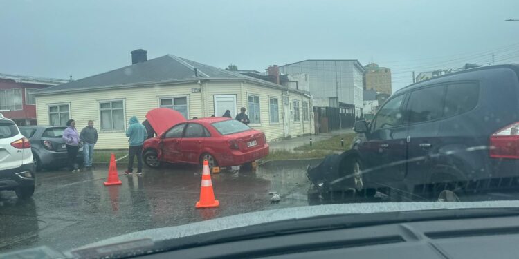 Punta Arenas: Bomberos acude a rescate vehicular en Armando Sanhueza con Croacia