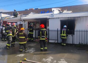 Tres compañías de Bomberos controlan incendio matutino en la población Cardenal Raúl Silva Henríquez
