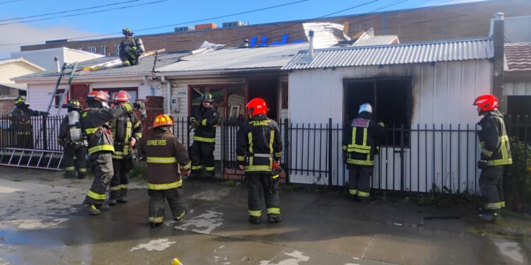 Tres compañías de Bomberos controlan incendio matutino en la población Cardenal Raúl Silva Henríquez