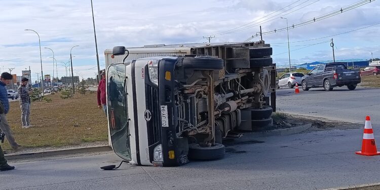 Camión vuelca tras colisión en cruce de avenidas Frei y Cardenal Raúl Silva Henríquez