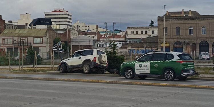 Vehículo colisiona con señalética en la Costanera de Punta Arenas