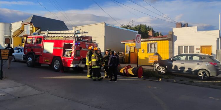 Principio de incendio en quincho moviliza a dos compañías de Bomberos