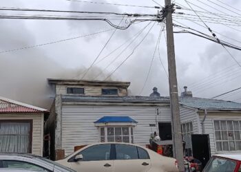 Incendio en población 18 de Septiembre destruye cuatro viviendas y moviliza a cinco compañías de Bomberos
