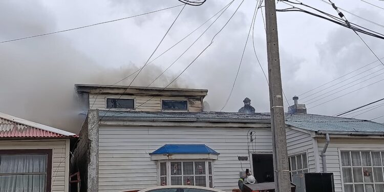 Incendio en población 18 de Septiembre destruye cuatro viviendas y moviliza a cinco compañías de Bomberos
