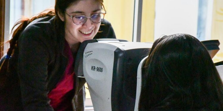 Colaboración público-privada permite operativo oftalmológico que favorece a más de 50 residentes en Puerto Williams