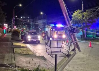 Accidente en José Nogueira: Conductor impacta un poste de alumbrado público durante la madrugada