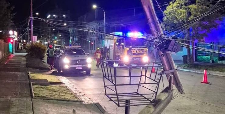 Accidente en José Nogueira: Conductor impacta un poste de alumbrado público durante la madrugada