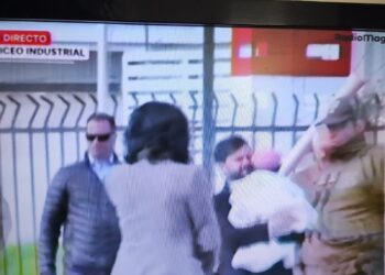 El presidente Gabriel Boric se dirige al Liceo Industrial de Punta Arenas para ejercer su voto en jornada democrática