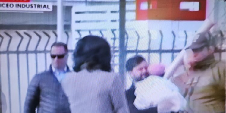 El presidente Gabriel Boric se dirige al Liceo Industrial de Punta Arenas para ejercer su voto en jornada democrática