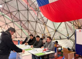 Tormenta de nieve no detiene proceso electoral en la Antártica: mesa instalada en la Base Eduardo Frei Montalva