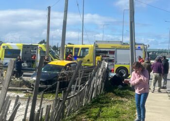 Violento accidente de tránsito en pasaje Rancagua con Fagnano deja tres personas heridas