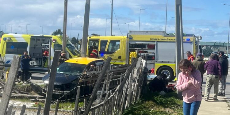 Violento accidente de tránsito en pasaje Rancagua con Fagnano deja tres personas heridas