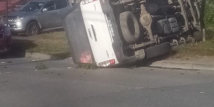 Conductor pierde el control y vuelca en bandejón central de Avenida Independencia