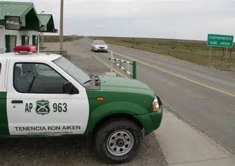 Camioneta volcó en ruta entre HIF y Kon Aikén: ocupantes resultaron ilesos