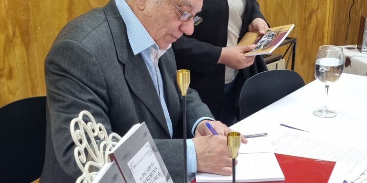 Escritor presenta nuevo libro Magallanico