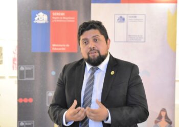 Seremi de Educación detalla aplicación de la nueva ley que regula el uso de celulares en clases