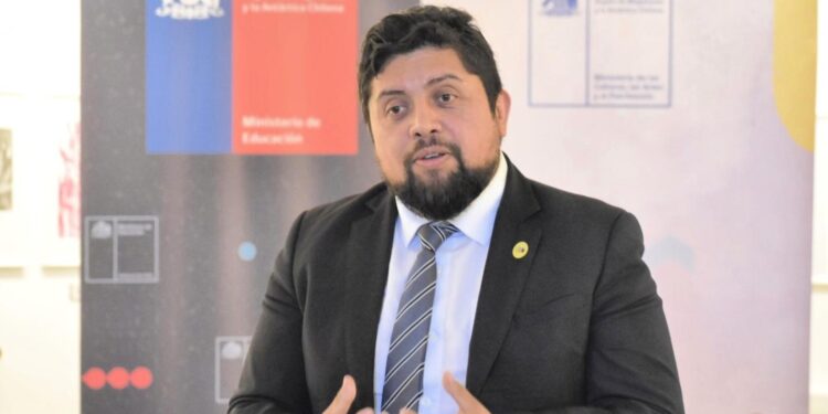 Seremi de Educación detalla aplicación de la nueva ley que regula el uso de celulares en clases