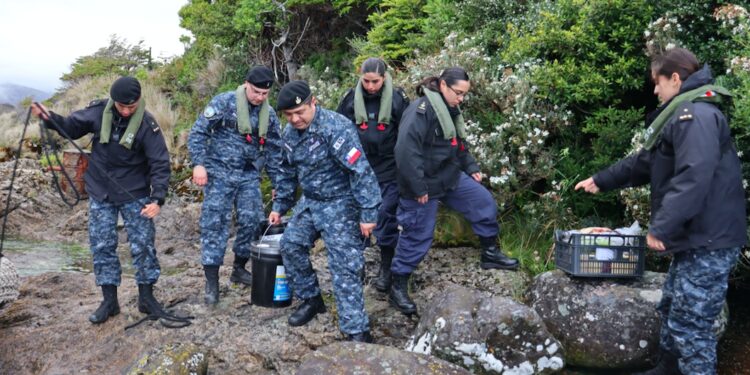 Guardiamarinas litorales y marineros de servicio militar realizaron visita profesional a la alcaldía de mar “paso tortuoso” en el Estrecho de Magallanes