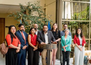 Uso de pantallas en clases tendrá nueva regulación: proyecto de Javiera Morales se convierte en ley