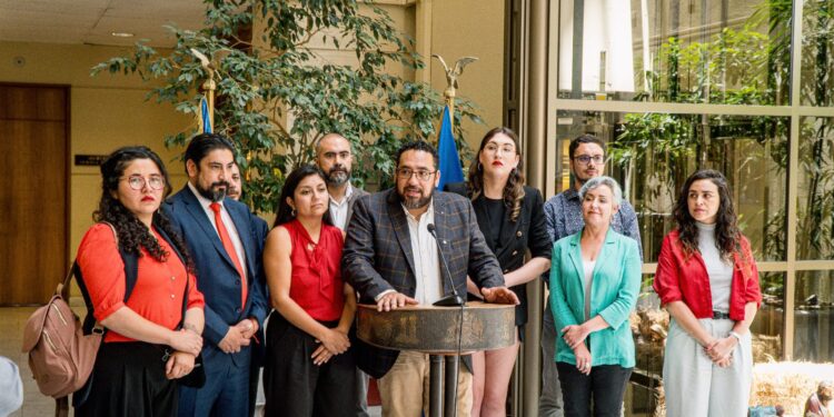 Uso de pantallas en clases tendrá nueva regulación: proyecto de Javiera Morales se convierte en ley