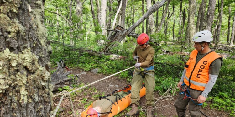 GOPE Magallanes refuerza preparación en alta montaña para garantizar seguridad en Torres del Paine durante el verano