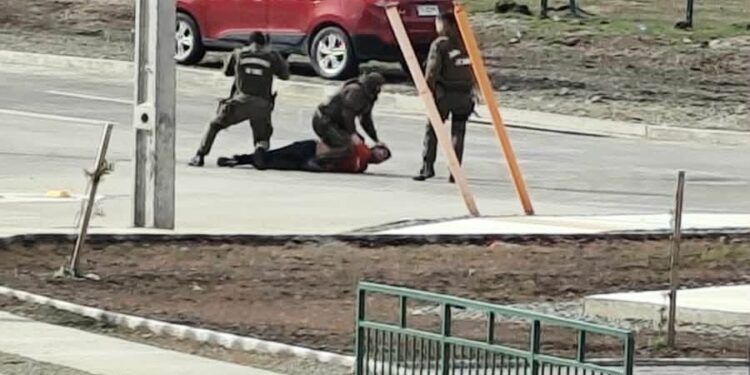 Carabineros detiene a hombre con órdenes vigentes tras violento procedimiento por desacato en Punta Arenas