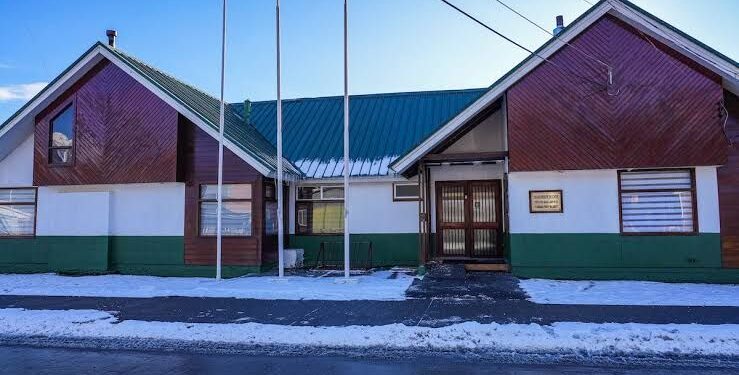 Carabineros custodia detenidos  en Puerto Williams, ante ausencia de Gendarmería.